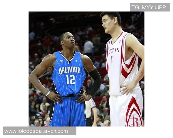 姚明在赛场上接篮球的瞬间展现出巨星风范与篮球魅力的完美结合