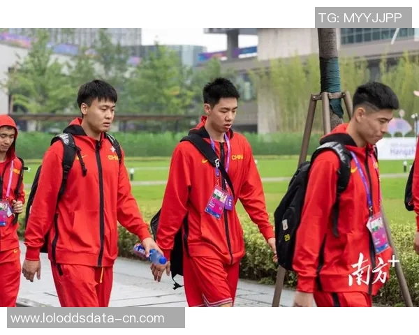 杨明在篮球场上偶遇姚明，两位巨星的友谊与梦想交汇的瞬间