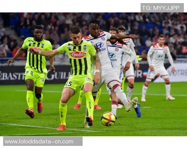 足总杯精彩对决：里昂与巴黎圣日耳曼战成平局十大进球瞬间回顾